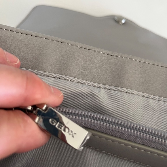 Leather bag with handle and crossbody strap - Picture 10 of 17